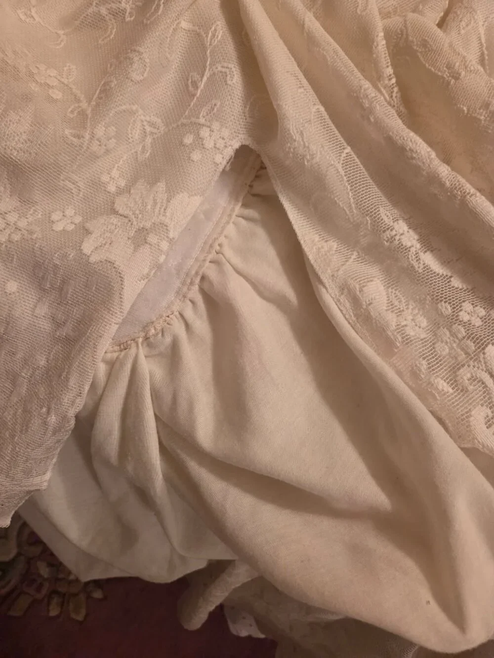 KING LACE BEDSKIRT